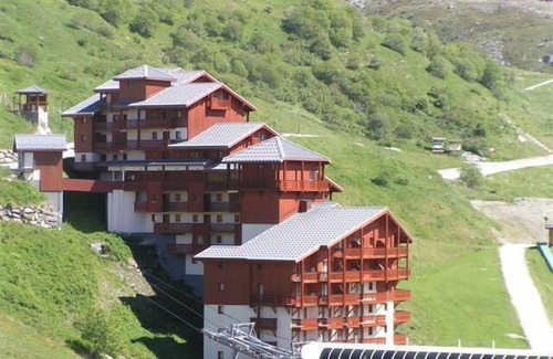 Les Bruyeres Apartment | 10m from ski slopes, Ground floor, view mountain, balcony, tv, ski locker, 40m², Les Menuires