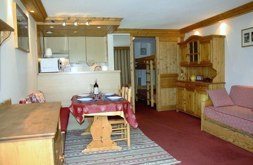 Tignes le Lac Apartment | 10m from ski slopes, 8th floor, view lake, balcony, tv, ski locker, 28m², Tignes