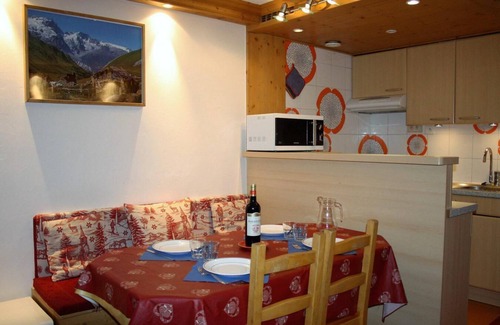 Tignes le Lac Apartment | 10m from ski slopes, 8th floor, view lake, balcony, tv, ski locker, 28m², Tignes