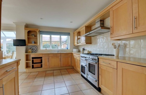 Holt House | 11 Oaklands Crescent