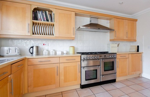 Holt House | 11 Oaklands Crescent