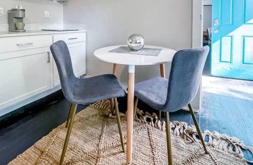 Eastside Promise Neighborhood House | 1108B · Cozy 1 BR Dignowity Hill - 2 Min to Downtown