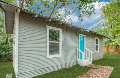 Eastside Promise Neighborhood House | 1108B · Cozy 1 BR Dignowity Hill - 2 Min to Downtown