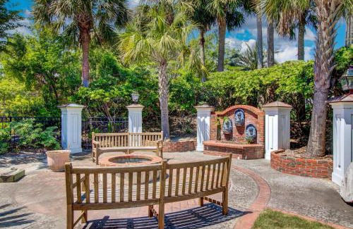 Isle of Palms House | 114 Ocean Boulevard by AvantStay Beachfront Putting Green Volleyball Court Infinity Pool