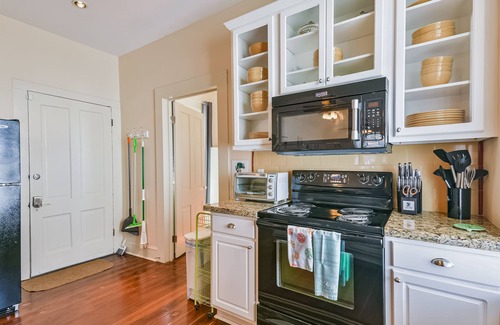 San Jacinto House | 117 YO home in Historic District-Hot Tub-Bikes