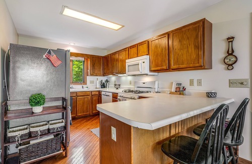 Beech Mountain House | 12-acre mountain-view retreat with private hot tub, fireplace & club pool access