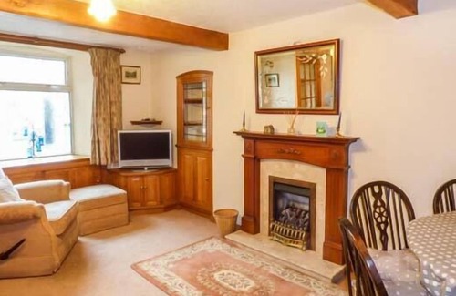 Tideswell Cottage | 12 BUXTON ROAD, pet friendly, with a garden in Tideswell