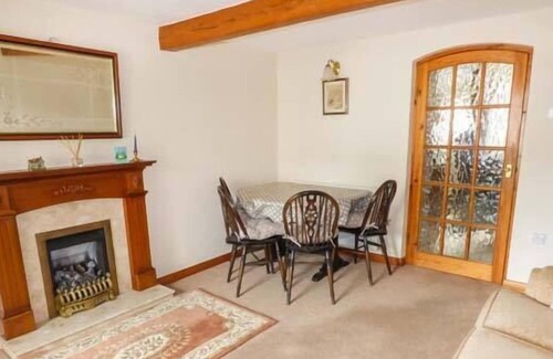Tideswell Cottage | 12 BUXTON ROAD, pet friendly, with a garden in Tideswell