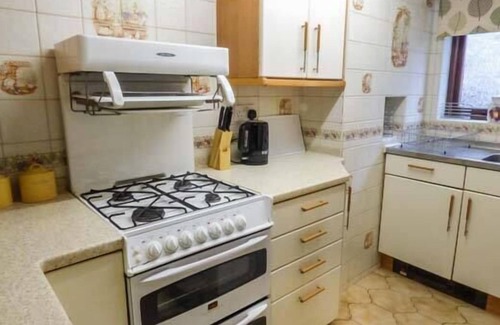 Tideswell Cottage | 12 BUXTON ROAD, pet friendly, with a garden in Tideswell