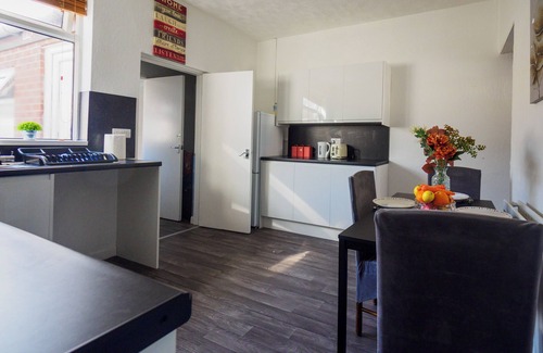 Stoke-on-Trent Apartment | 12 Cornwallis Lodge Family Room 1