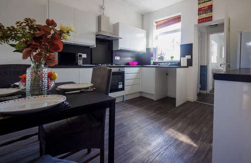 Stoke-on-Trent Apartment | 12 Cornwallis Lodge Family Room 1