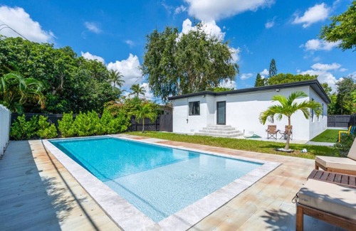 El Portal House | 12 Guest Oasis Pool Family & Group Friendly