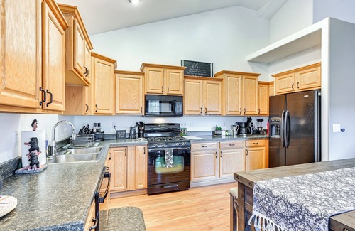 Flagstaff House | 12 Mi to Flagstaff: Pet-Friendly Home w/Sunroom!