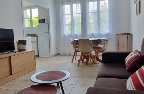 Faubourg Apartment | 12 minutes from SNCF train station Bright apartment