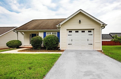 Greensboro House | 12 minutes to Wet 'n Wild Water Park! Family-sized 3 bedroom cozy happy home!