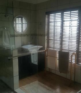 Vanderbijlpark House | 12 On Vaal Drive Guesthouse