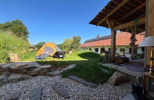 Jistebnice House | 127 let stará chalupa se spaním na peci a finskou saunou