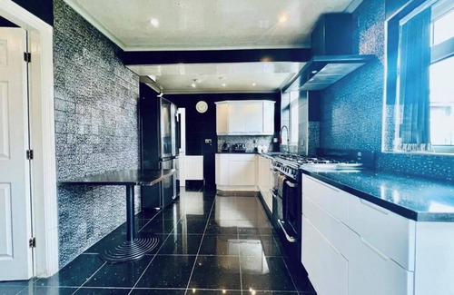 Prestwich House | 13 Guests - Free Parking - Manchester House