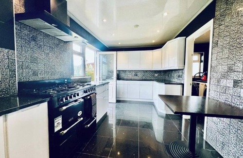 Prestwich House | 13 Guests - Free Parking - Manchester House