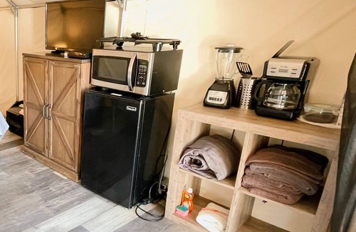 Prairie Lea House | #13 Son's Blue River Camp Glamping Cabin w/1 Queen, 1 Twin