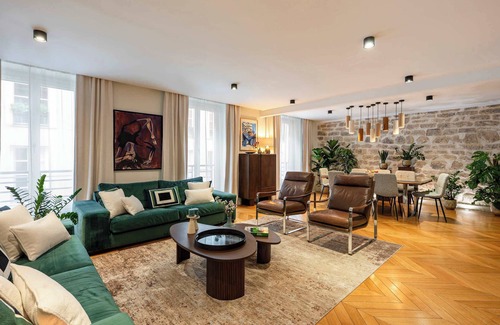 Porte-Saint-Martin Apartment | 130m² Design Flat – Haut Marais, A/C & 4 Bedrooms