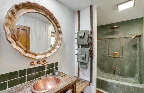 Spanish Valley House | 14 Mi to Main Street Moab Cabin with Hot Tub Access