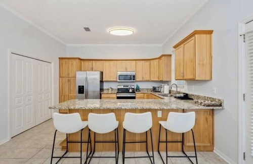 Springfield Apartment | 1413- Arenas 1 Mile, Entertaining Kitchen, Fenced Yard, Pets OK, Sleeps 10
