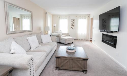 Whitingham House | 14mi to Mt. Snow! Arcade, Private Suite, King Bed!