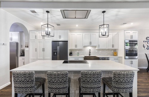 April Sound House | 15 miles to Renaissance Fest-Beautiful Lakefront property-Weekly Discounts!