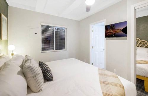Vista Apartment | 15 Min to Beach - Modern Vista Escape