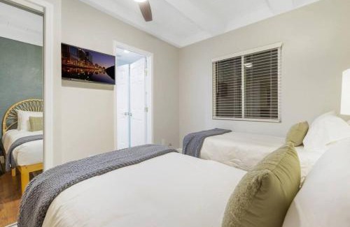 Vista Apartment | 15 Min to Beach - Modern Vista Escape