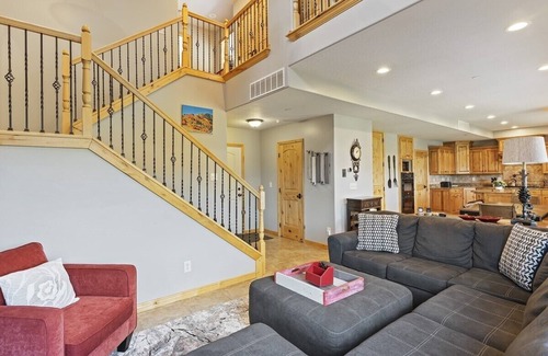 Wolf Creek House | 15 minutes to Powder Mountain Sleeps 13!