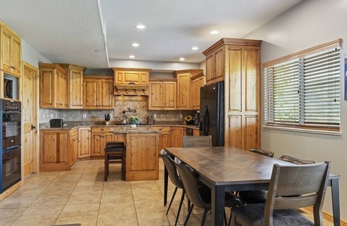 Wolf Creek House | 15 minutes to Powder Mountain Sleeps 13!