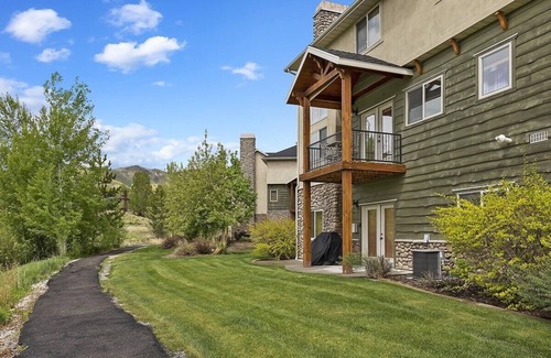 Wolf Creek House | 15 minutes to Powder Mountain Sleeps 13!