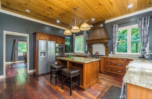 Dahlonega House | 17 Acres - Pickleball - Trampoline/Fireman's Pole/Hot Tub!