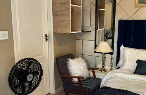 Rooihuiskraal House | 17 Byvanger Luxury Home Deluxe Queen Suite Room 1