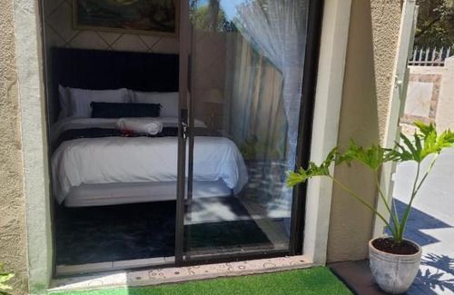 Rooihuiskraal House | 17 Byvanger Luxury Home Deluxe Queen Suite Room 1