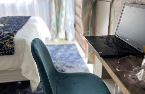 Rooihuiskraal House | 17 Byvanger Luxury Home Deluxe Queen Suite Room 1