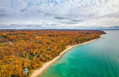 Good Hart House | 17 Mi to Skiing! Lake-View Michigan Home with Deck