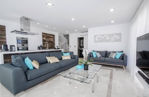 Torrequebrada House | 170m² Penthouse with Sea View with Pool, Wi-Fi & Terrace