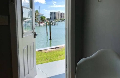 Bay Esplanade Apartment | 18 · Bay Front Apartment 18