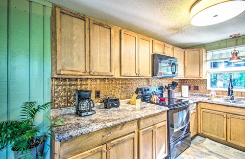 Massanutten Cabin | 18 Mi to Grand Caverns: 'The Dodge Lodge'