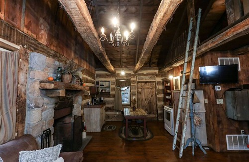 Narvon Cabin | 1800's Restored Log Cabin in Woods - 15 Min. Off Pa Turnpike