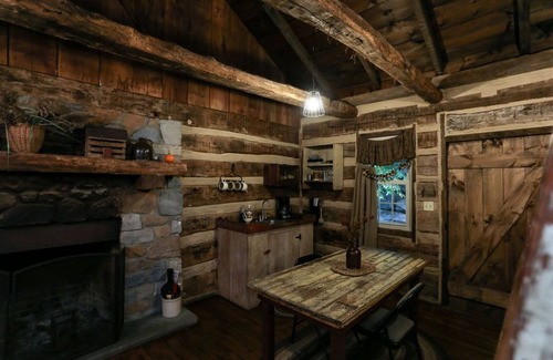 Narvon Cabin | 1800's Restored Log Cabin in Woods - 15 Min. Off Pa Turnpike