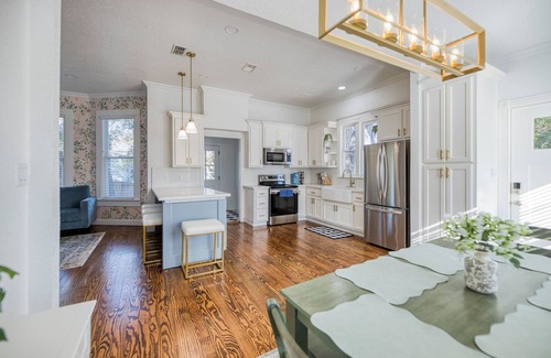 Eastside Promise Neighborhood House | 1800s Historic Victorian Home Downtown San Antonio 3 mins from Alamodome