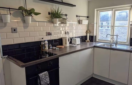 Swindon Apartment | 1840's Converted Railway Cottage