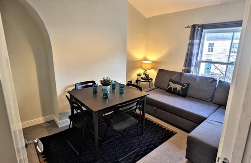 Swindon Apartment | 1840's Converted Railway Cottage