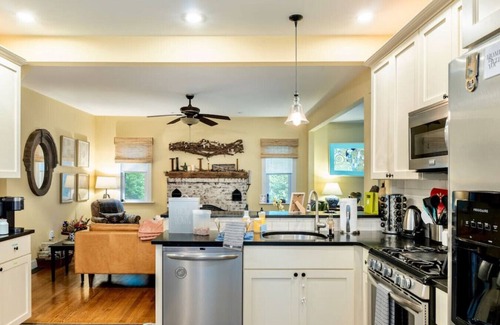 Saugerties House | 1890 CapeCod 4 family & friends: hot tub, FP, pets