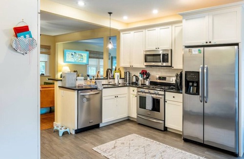 Saugerties House | 1890 CapeCod 4 family & friends: hot tub, FP, pets