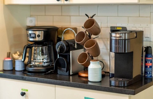 Saugerties House | 1890 CapeCod 4 family & friends: hot tub, FP, pets